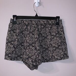 Black and cream Aztec patterned Shorts size small forever 21